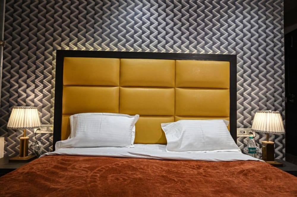 Deluxe Double Room, 1 King Bed, Non Smoking, City View photo 3