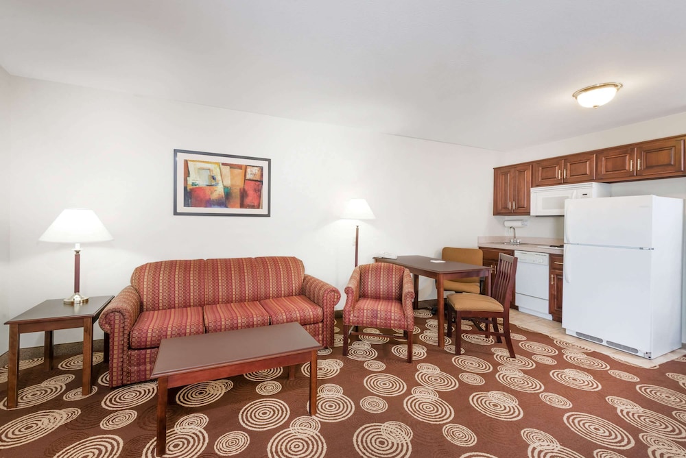 Suite, 1 Queen Bed, Non Smoking - Photo 2