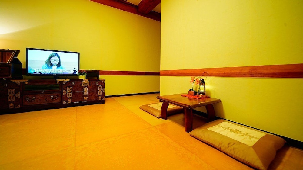 Double Room (2f, Ondol) - Photo 3