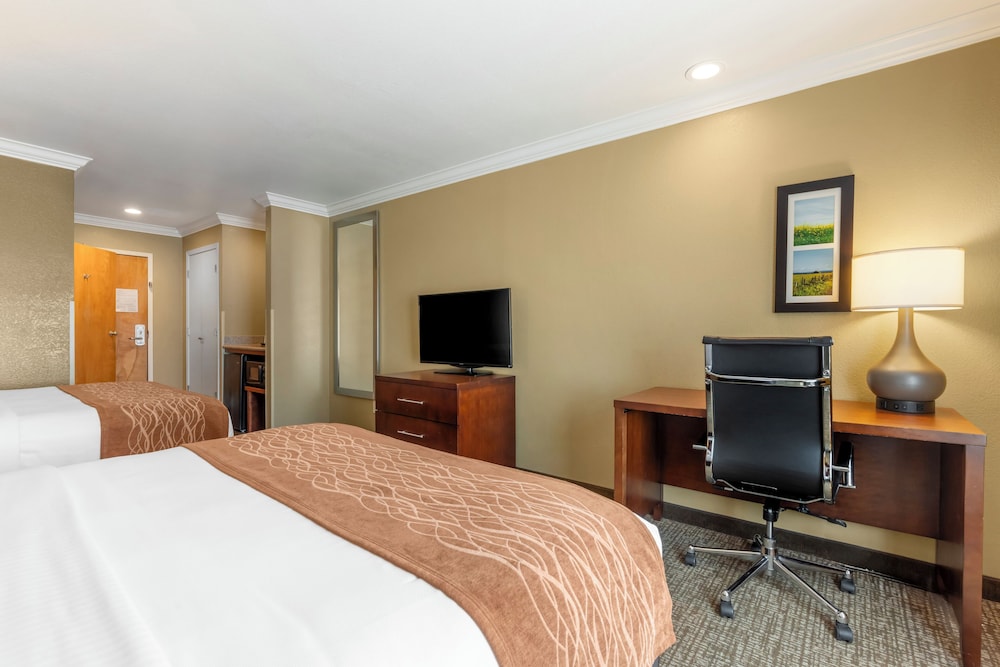 Standard Room, 2 Queen Beds, Non Smoking - Photo 8