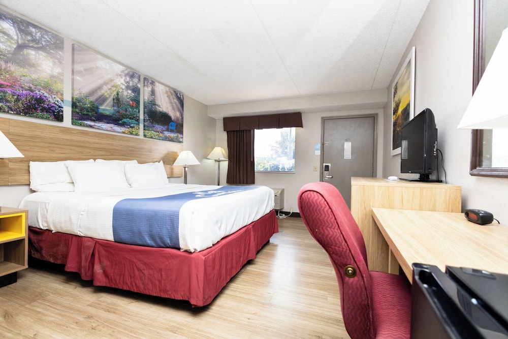 Studio Suite, 1 King Bed, Non Smoking - Photo 3
