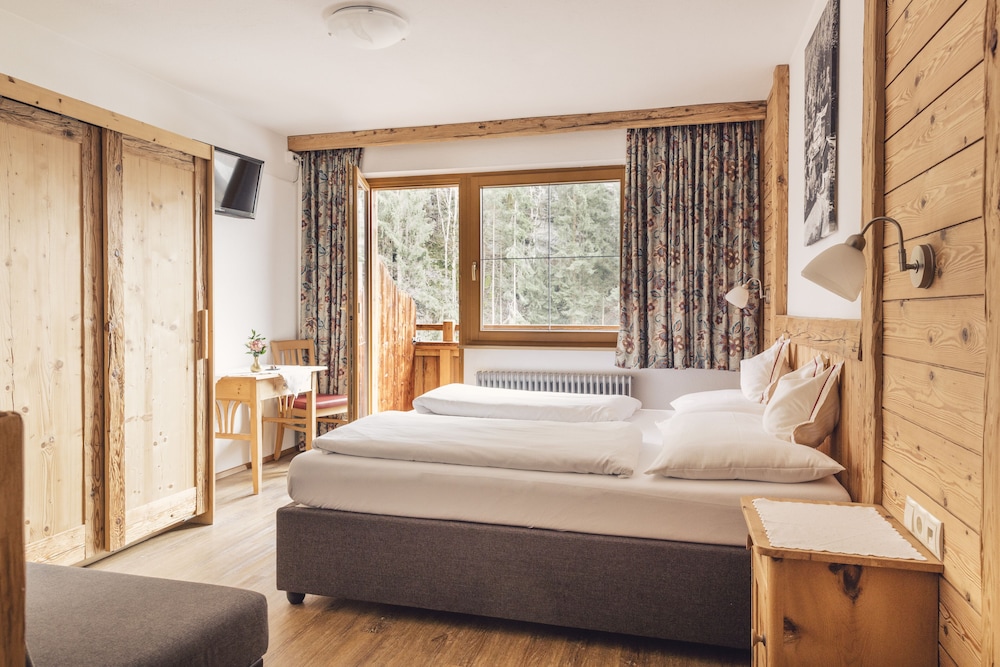 Standard Room, 1 King Bed, Non Smoking, Mountain View photo 1