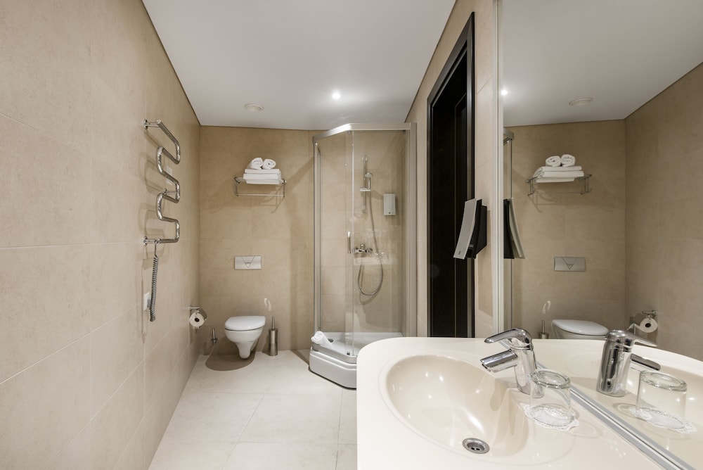 Standard Double Room (Atrium View) - Photo 6