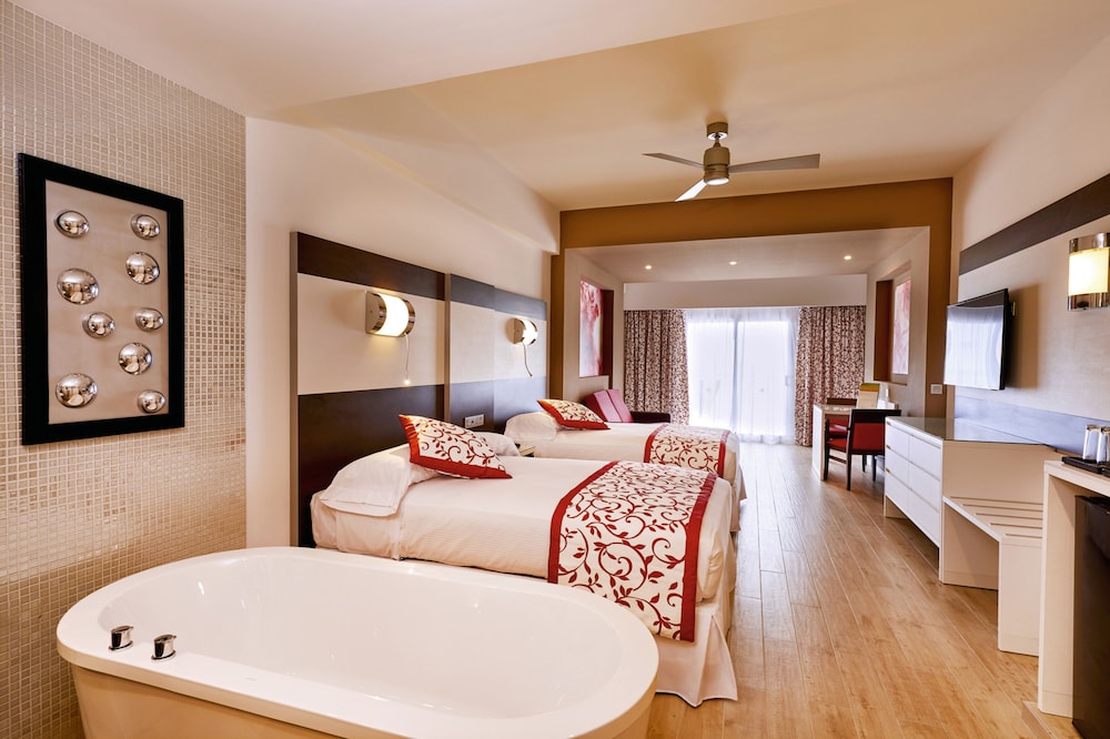 Junior Suite, Oceanfront (B2C-US)