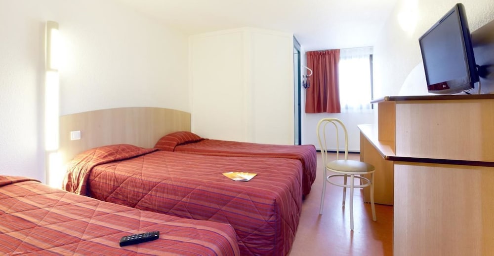 Standard Room, 3 Twin Beds photo 3