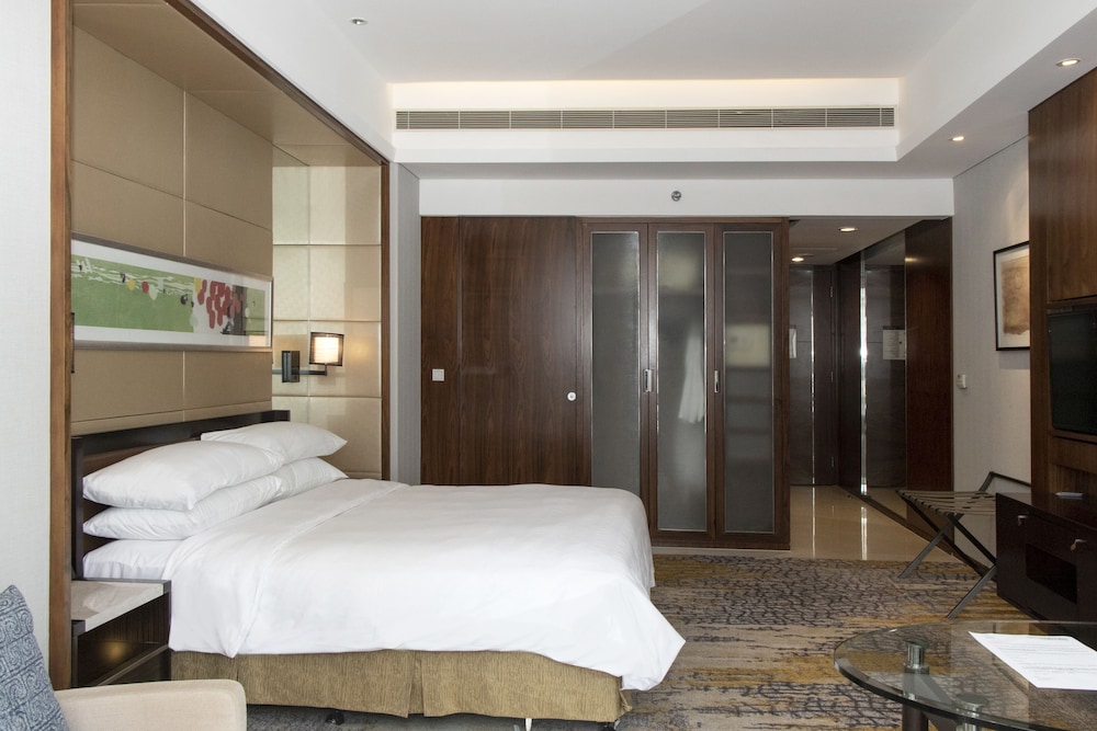 Premier Room, 1 King Bed photo 3