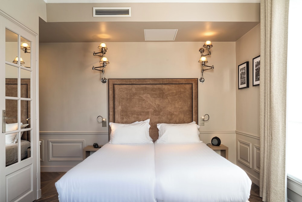 Deluxe Double or Twin Room, Balcony, City View photo 2