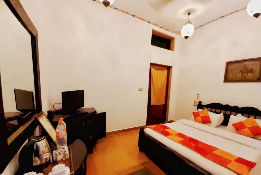 Standard Room, 1 Queen Bed photo 2