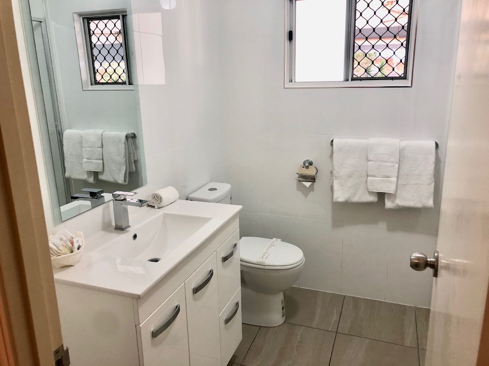 Deluxe Room, Multiple Beds, Non Smoking, Refrigerator & Microwave - Photo 8