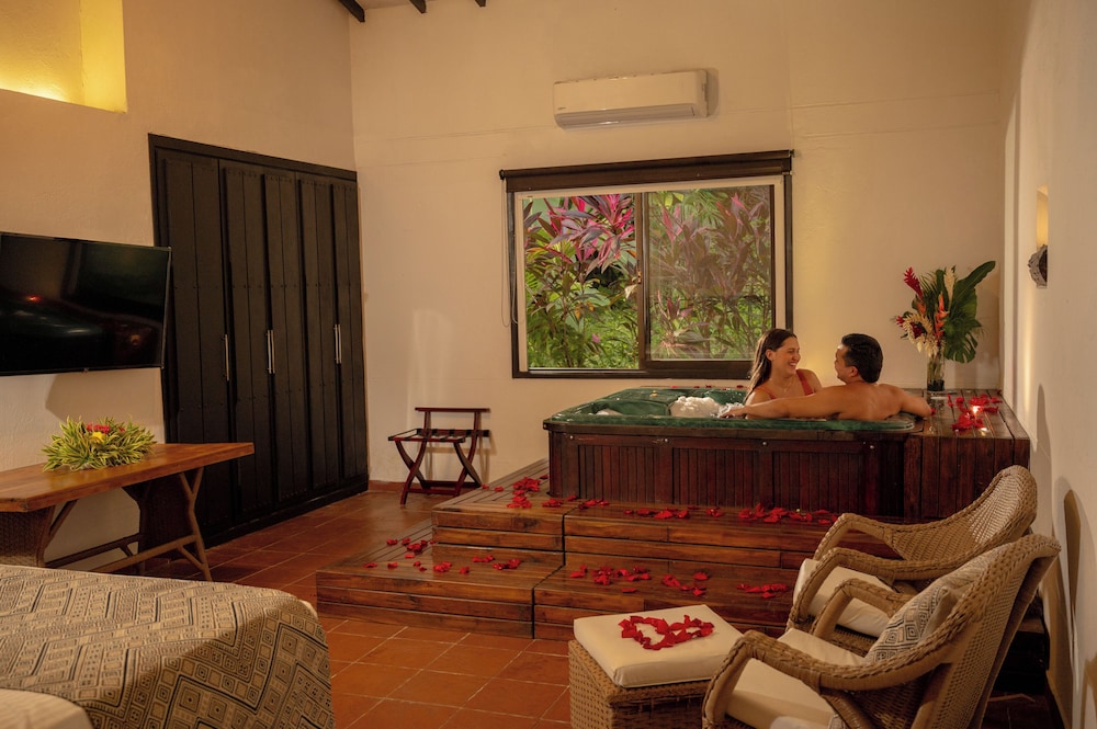 Suite, 1 King Bed, Jetted Tub