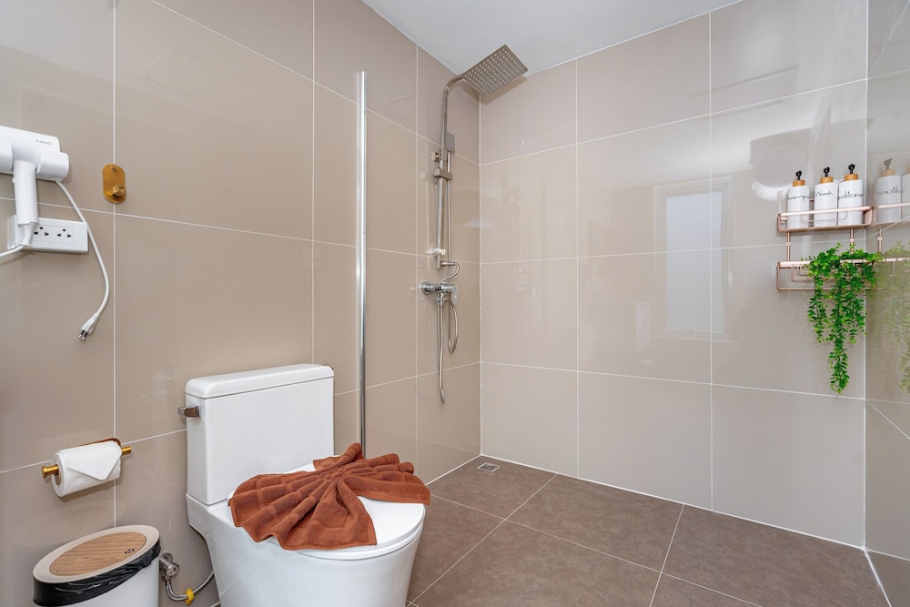 Standard Queen Room - Photo 7