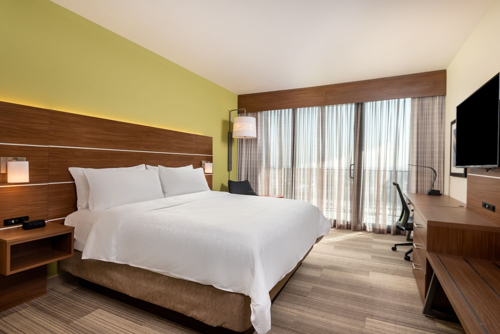 Standard Room, 1 Queen Bed, Accessible (Roll Shwr)