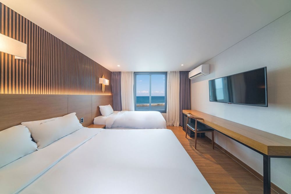 [Breakfast for 2 PKG]  Deluxe Twin Room photo 2