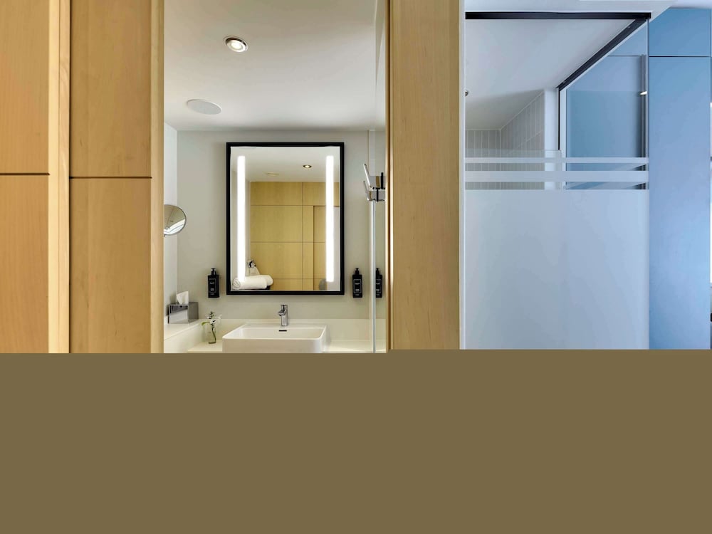 Deluxe Room, 1 Queen Bed (Cathedral view) - Photo 6