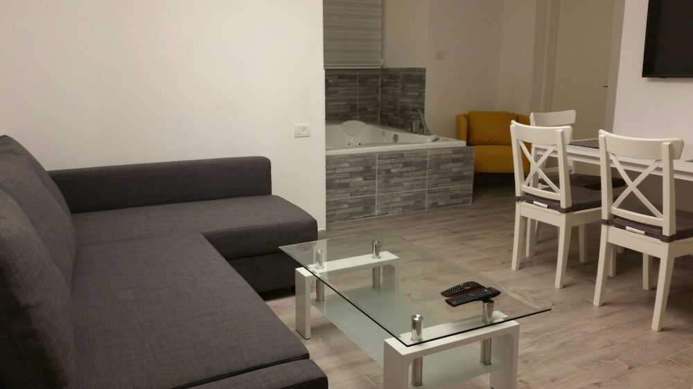 Luxury Suite, 1 Bedroom, 1 Living Room. Jetted Tub (Argaman) photo 2