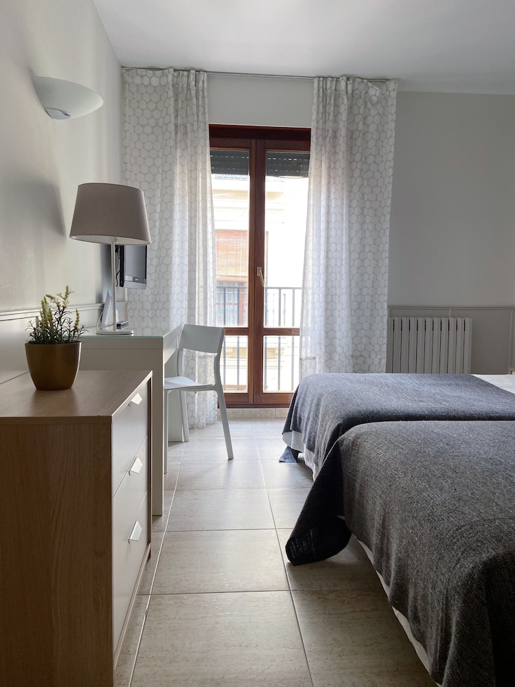 Standard Double Room (Free Parking) - Photo 2