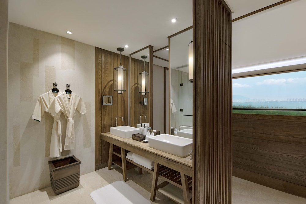 Classic Room, 1 King Bed, Sea View (High Floor) photo 3