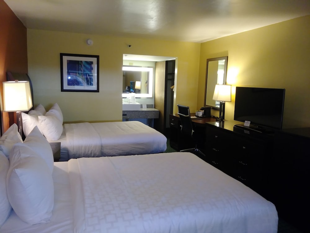 Room, 2 Double Beds, Non Smoking - Photo 4