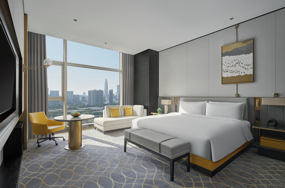 1 King Bed Premium Lounge Access