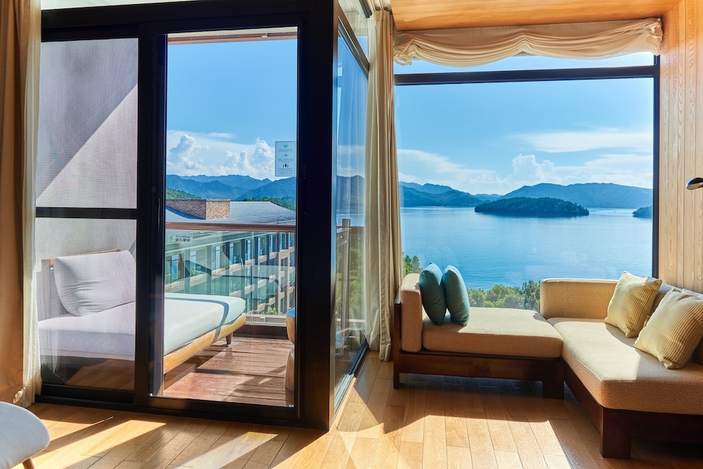 Premium Room, 1 King Bed, Lake View - Photo 1