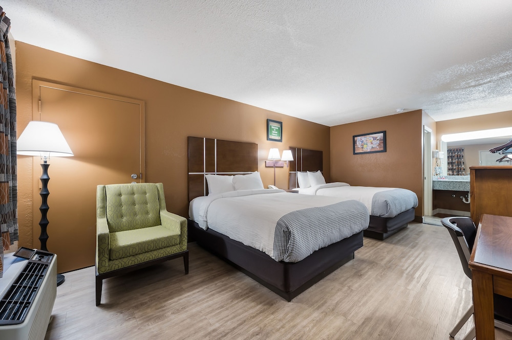 Standard Room, 2 Queen Beds, Non Smoking - Photo 1