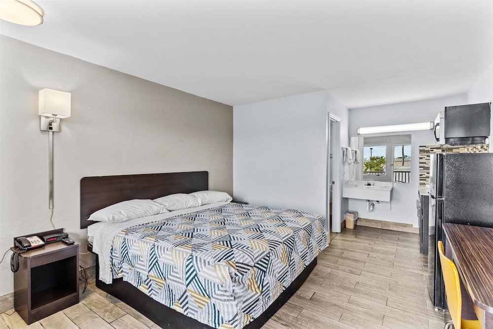 Standard Room, 1 King Bed, Non Smoking - Photo 5