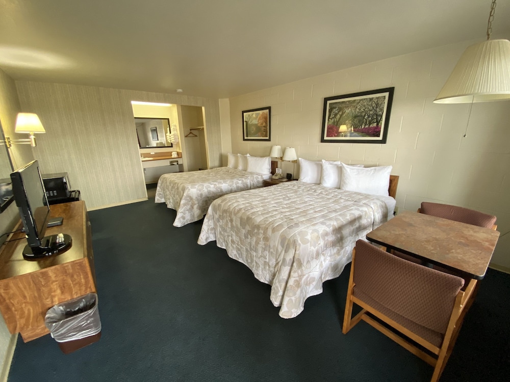 Standard Room, 2 Queen Beds photo 3