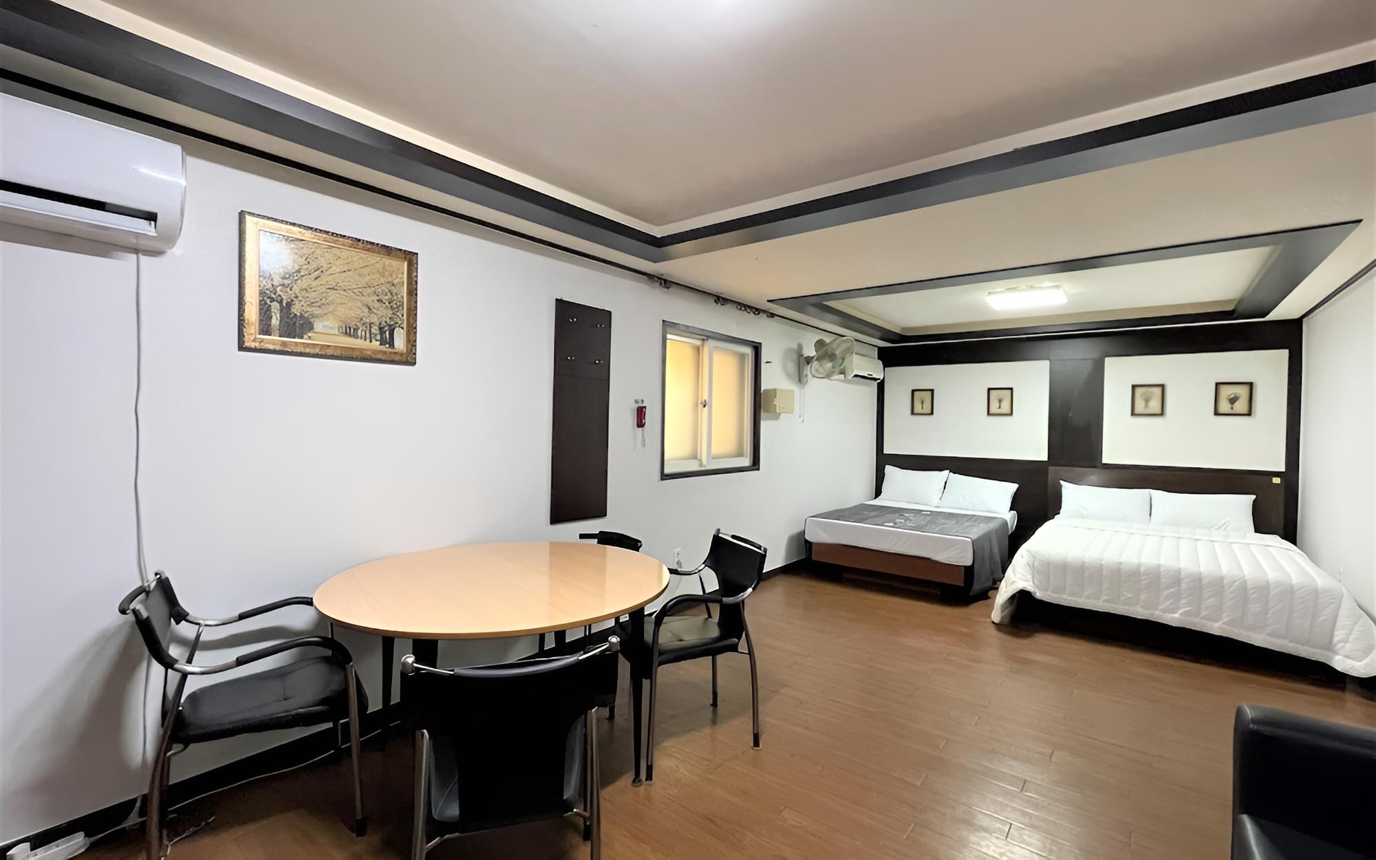 Room (Twin) - Photo 1