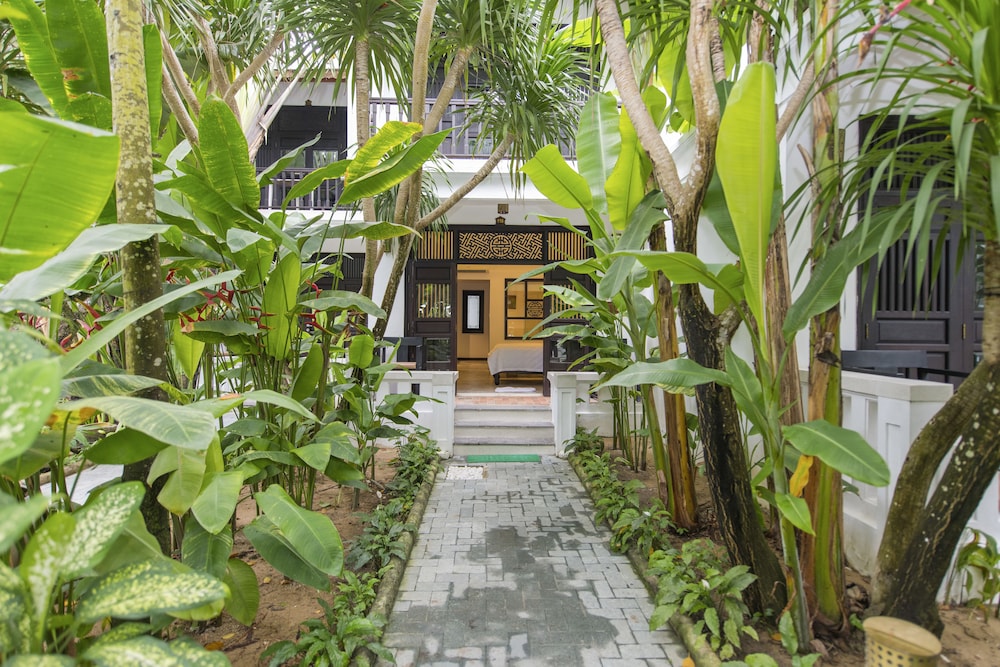 Deluxe Room, Garden View - Photo 4