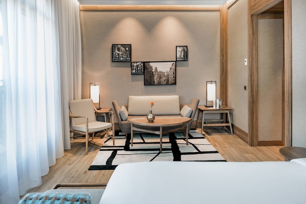 Suite, 1 King Bed, Terrace