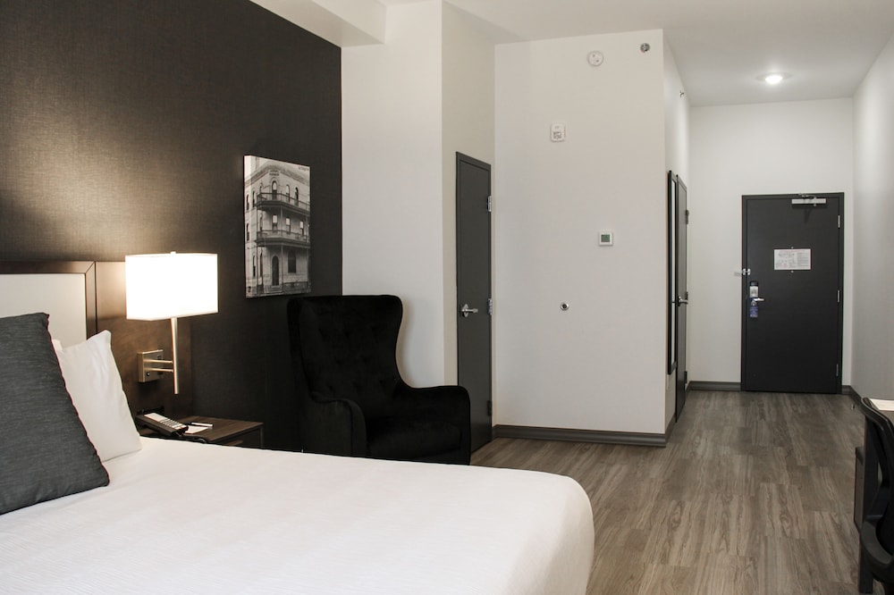 Suite, 1 King Bed, Accessible, Refrigerator & Microwave - Photo 7