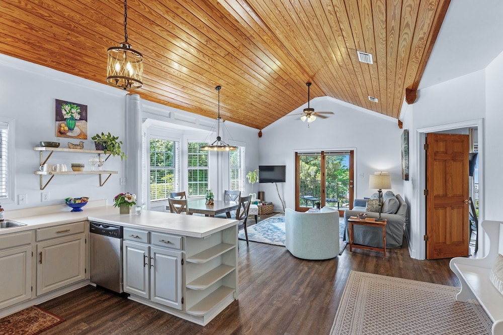 Azalea Luxury Suite, 2 Bedrooms, Bay View
