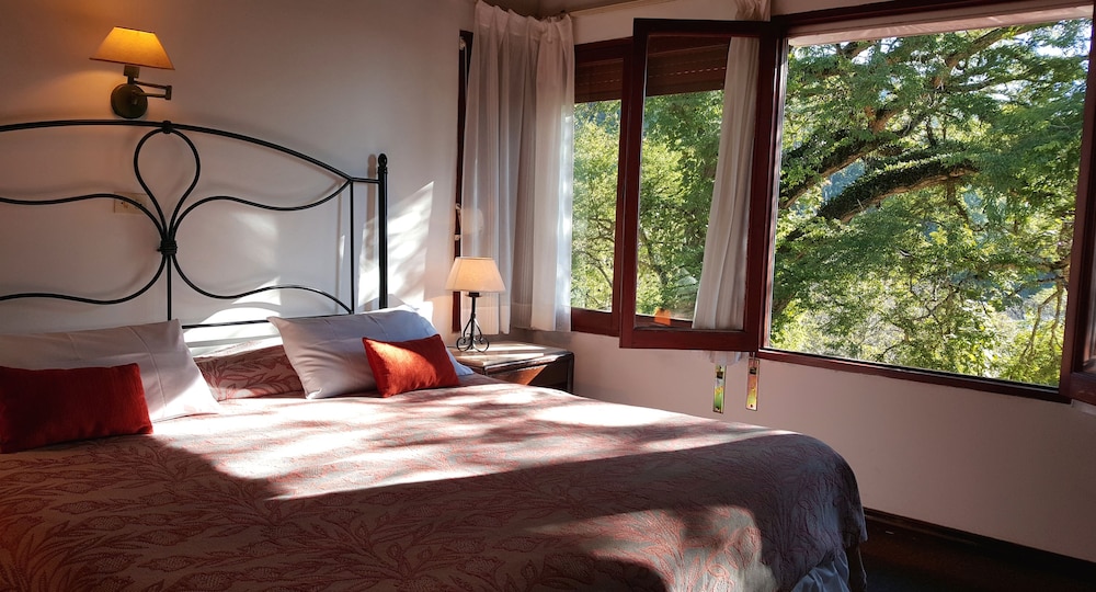 Classic Double or Twin Room, 1 Double or 2 Twin Beds, Mountain View photo 2