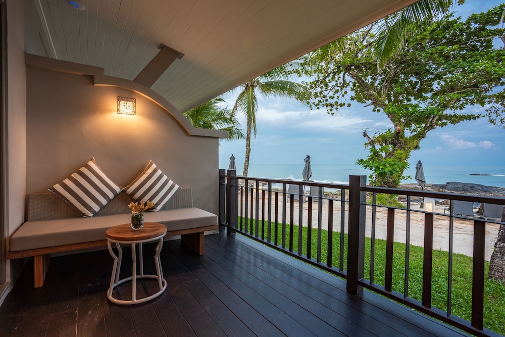 Deluxe Beach Front Bungalow - Photo 4