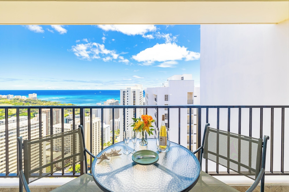 Premium Remodeled Condo with Ocean View and Parking: Premium Suite, 1 King Bed, Balcony, Ocean View (0031) photo