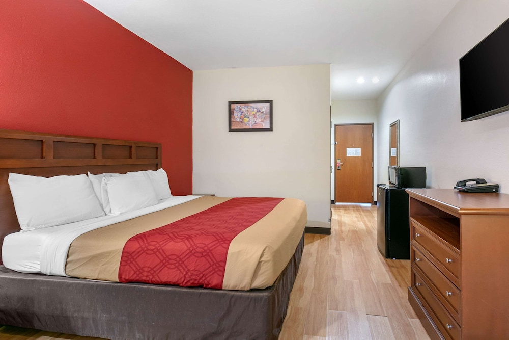 Standard Room, 1 King Bed, Smoking - Photo 1