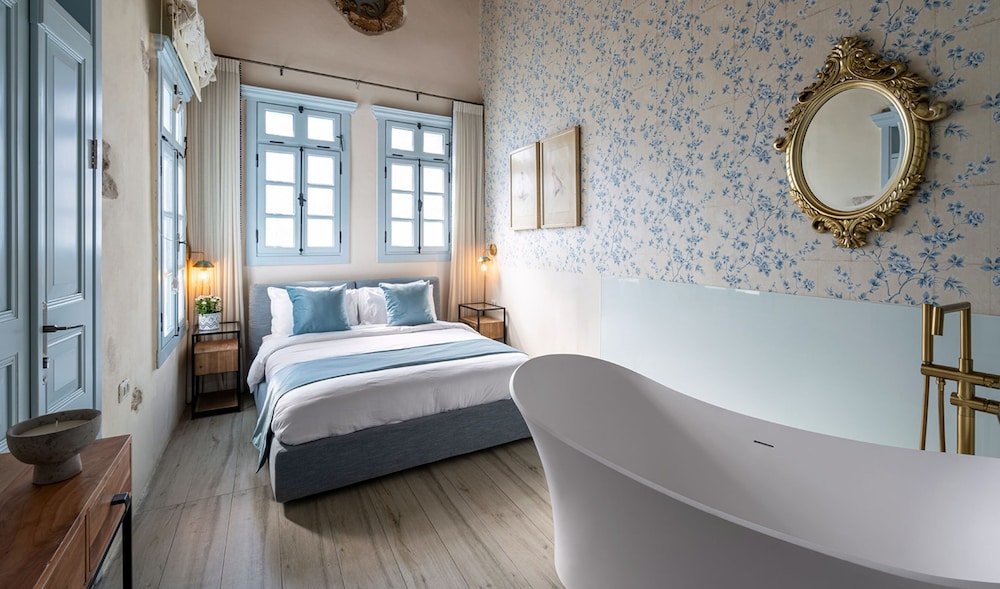 Double Room with A Bathtub (4)