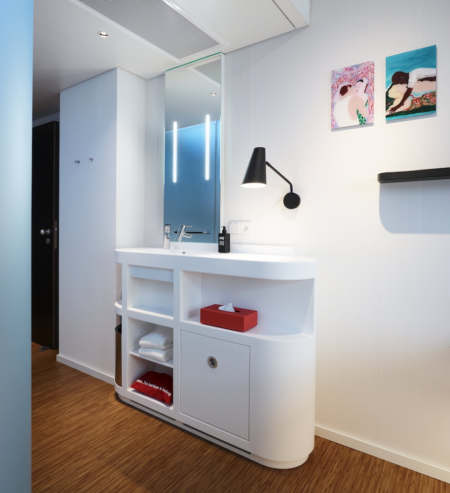 Room, 1 King Bed (Mobility Accessible, Roll-In Shower) photo 3