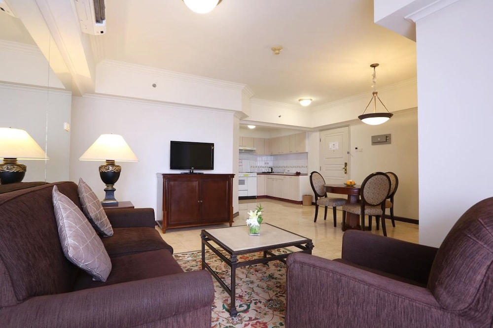 Suite, 3 Bedrooms - Photo 5