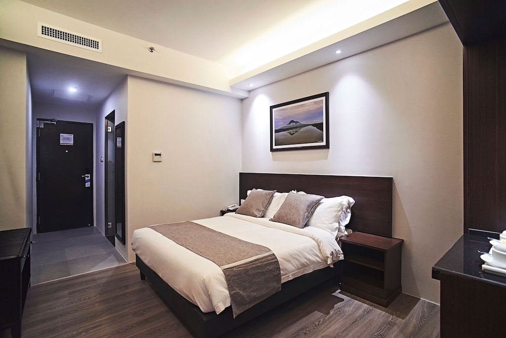 Standard Double Room, 1 Queen Bed (No Window)