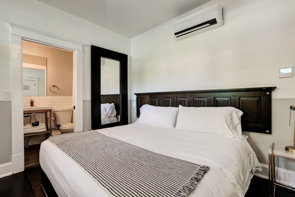 Room, 1 King Bed, Refrigerator, Ground Floor