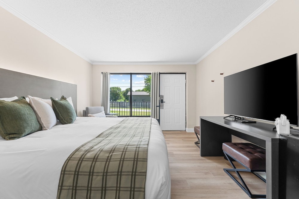 Room, 1 King Bed, Mobility Accessible, Private Bathroom