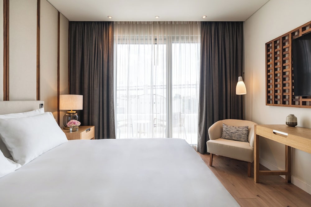 Deluxe Suite, 1 Queen Bed with Sofa bed (Bridge View)