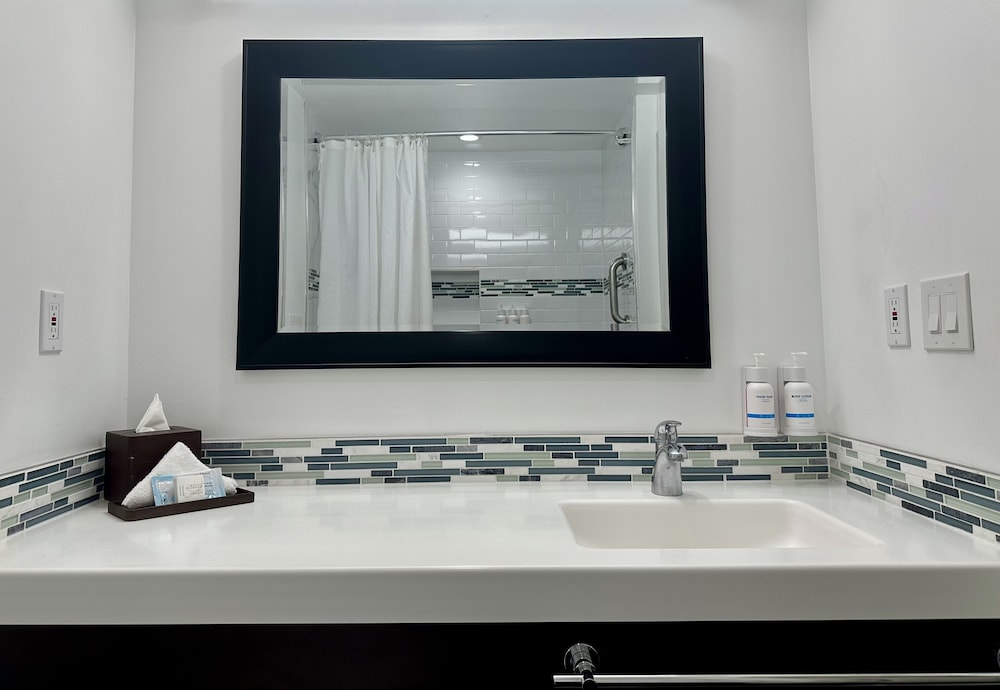 Executive Room, 2 Queen Beds, Jetted Tub - Photo 9