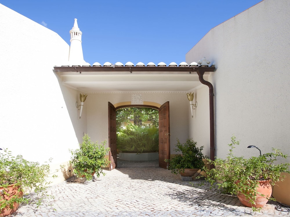 Villa photo 2