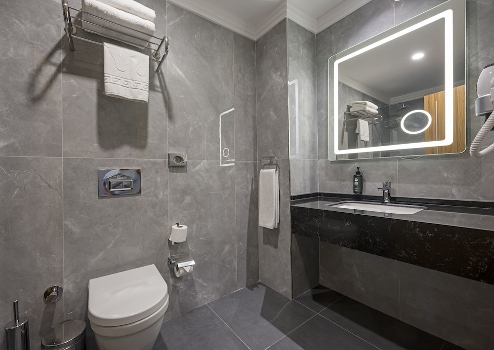 Deluxe Room, 1 King Bed with Sofa bed, City View (Balcony) photo 3