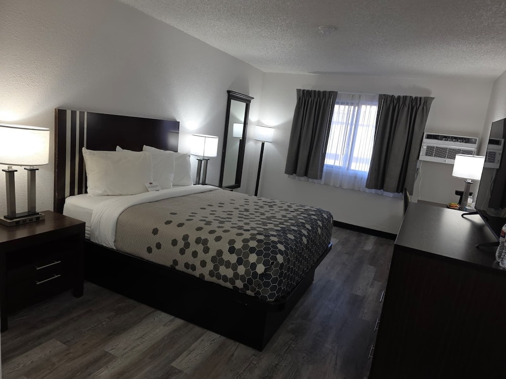 Deluxe Room, 1 Queen Bed, Non Smoking photo 2