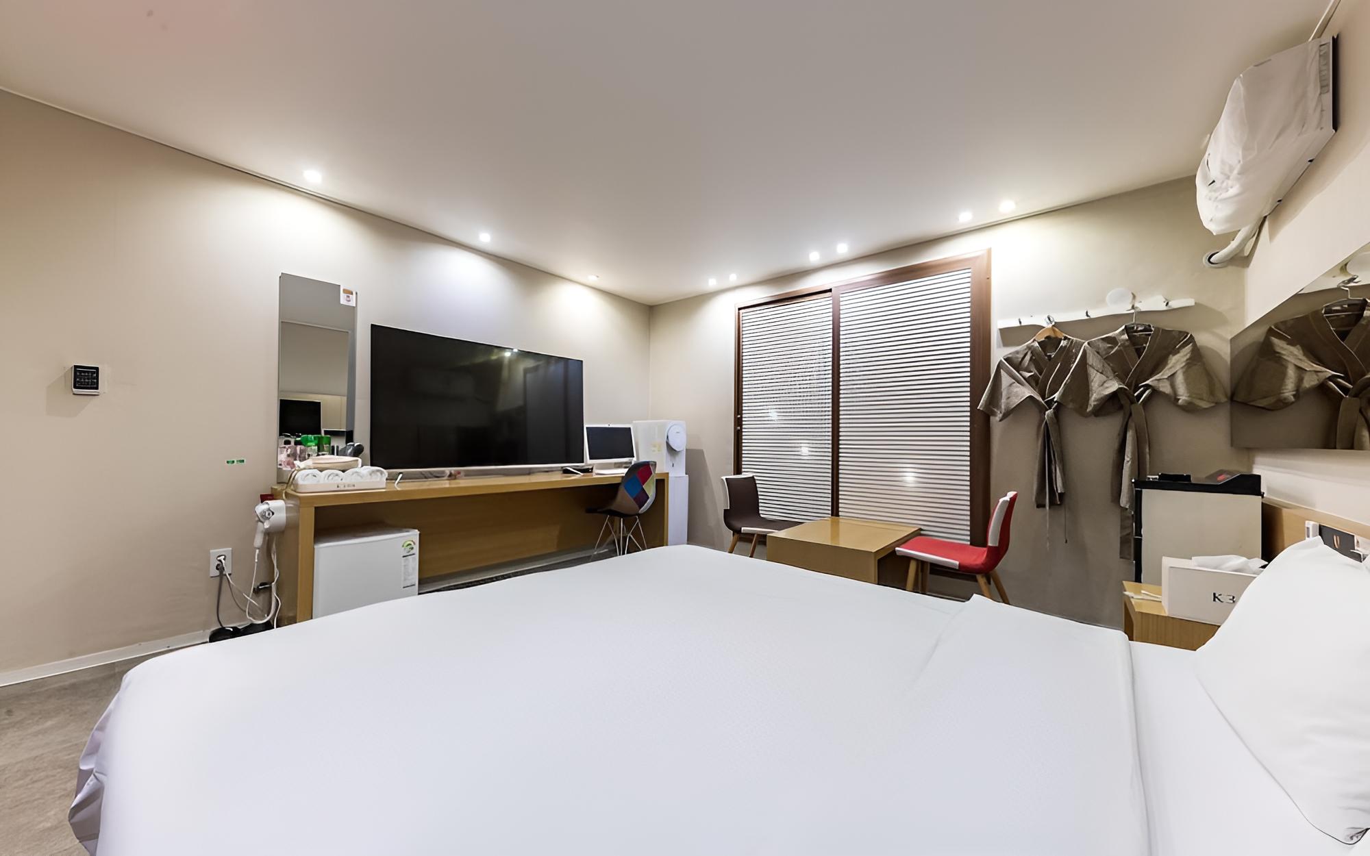 Room (The Hotel (Breakfast corner available) - Photo 5