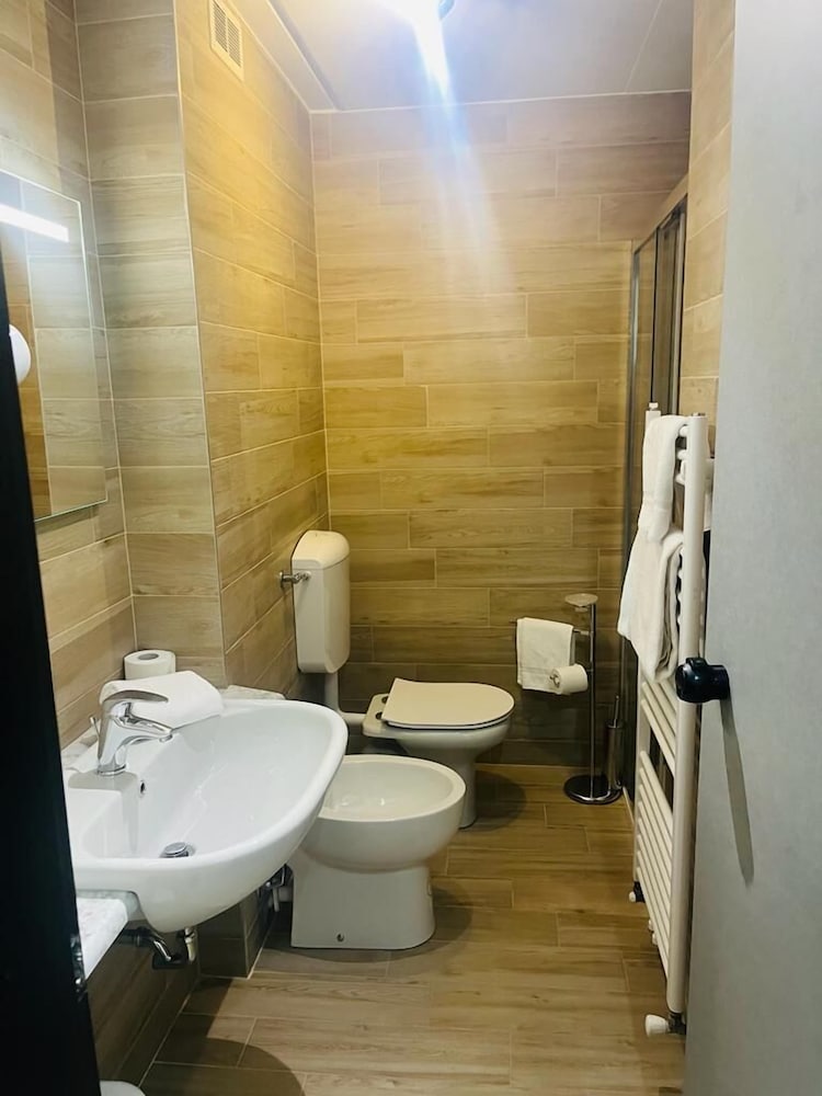 Classic Double or Twin Room - Photo 7