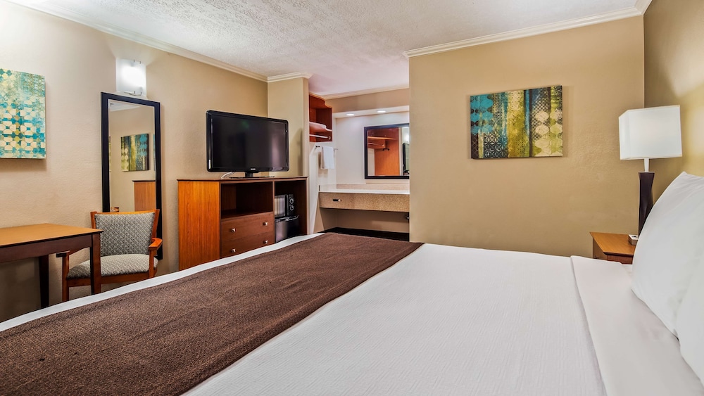 Standard Room, 1 King Bed, Non Smoking, Refrigerator & Microwave - Photo 4